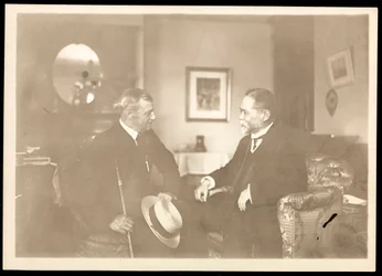 Konteradmiral Robley Dunglison Evans sitzt mit einem anderen Mann, 1906